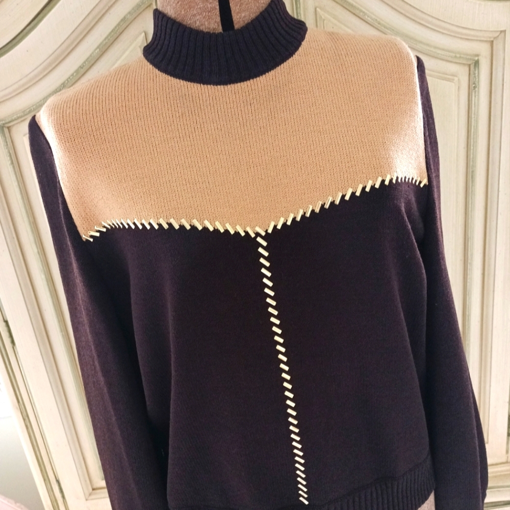 BEAUTIFUL "ST. JOHN COLLECTION" CHOCOLATE BROWN N TAN KNIT, SIDE ZIPPER SWEATER!